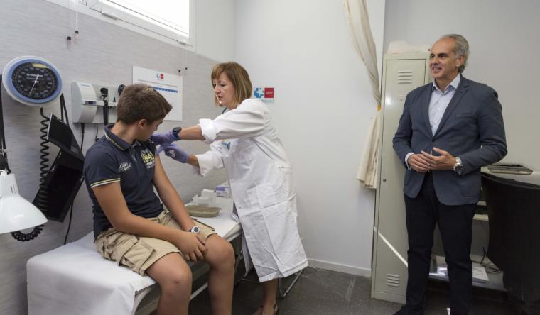 La Comunidad comienza a vacunar a los niños de 12 años con la nueva vacuna frente a la meningitis