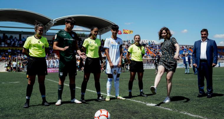 Díaz Ayuso recibe el galardón del VI Torneo de Fútbol Cadete Vicente del Bosque en reconocimiento a su apoyo al deporte