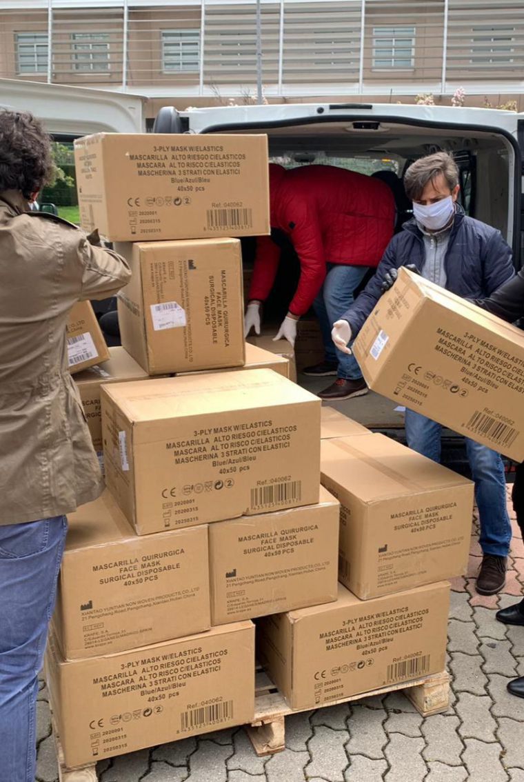 El Ayuntamiento de Pozuelo de Alarcón recibe las primeras 100.000 mascarillas de protección compradas para depositar en todos los buzones de la ciudad a partir del lunes