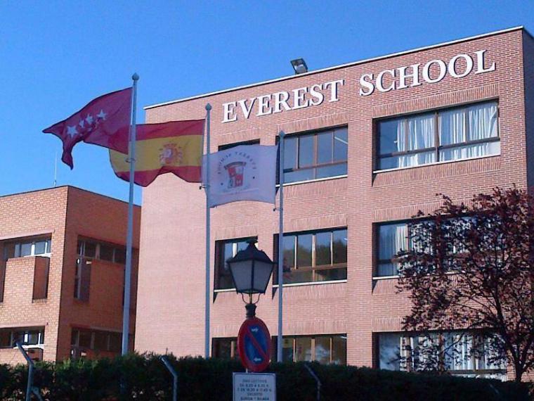 Everest School muestra su espíritu solidario y su colaboración con las ONG
