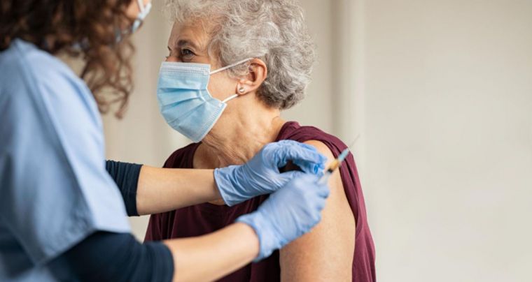 La Comunidad de Madrid reduce de seis meses a uno el plazo para vacunar a personas menores de 65 años que han pasado el COVID-19