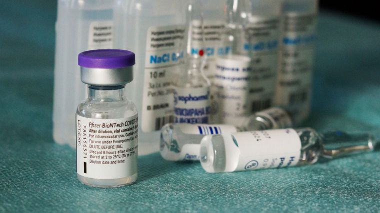 El Hospital Enfermera Isabel Zendal administra sin cita la vacuna contra el COVID-19 de Pfizer, Moderna y AZ las 24 horas del día
