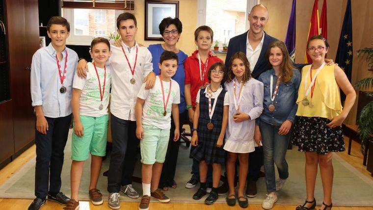 Recepción a los jóvenes medallistas del Club de Esgrima Pozuelo