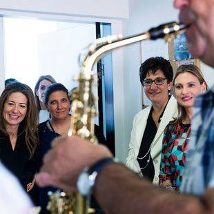 Ainhoa Arteta recorre la Escuela Municipal de Música de Pozuelo
