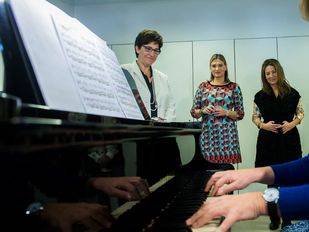 Ainhoa Arteta recorre la Escuela Municipal de Música de Pozuelo