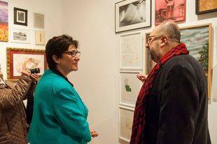 Jesús Gironés muestra a la alcaldesa, Susana Pérez Quislant, la obra de Concha Jerez, Premio Nacional de Artes Plásticas.