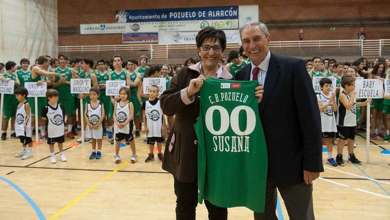 La alcaldesa con los deportistas del Club Baloncesto Pozuelo