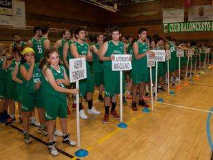 La alcaldesa con los deportistas del Club Baloncesto Pozuelo