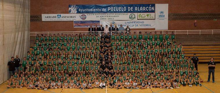 La alcaldesa con los deportistas del Club Baloncesto Pozuelo