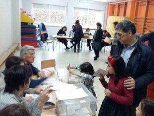 El portavoz del Grupo Municipal Socialista de Pozuelo de Alarcón, Ángel González Bascuñana, con sus hijas, ejerciendo su derecho al voto.