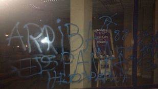 El Pleno de Pozuelo condena las pintadas neonazis en La Casa del Barrio