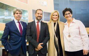 La alcaldesa de Pozuelo y Cristina Cifuentes visitan el parque de bomberos y el 112