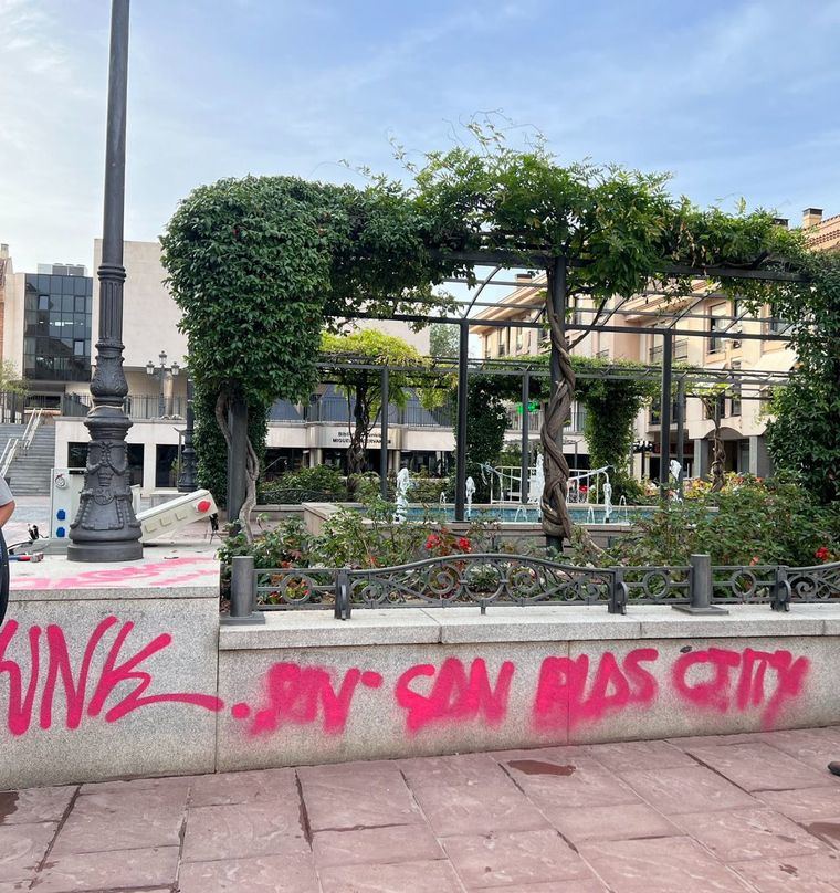 El Ayuntamiento amanece con pintadas de grafiteros