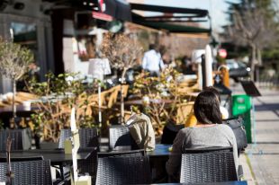 Los hosteleros de Pozuelo tendrán una nueva ordenanza de terrazas de veladores