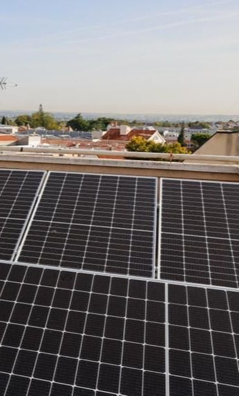 96 paneles solares instalados en el Ayuntamiento permitirán ahorrar energía