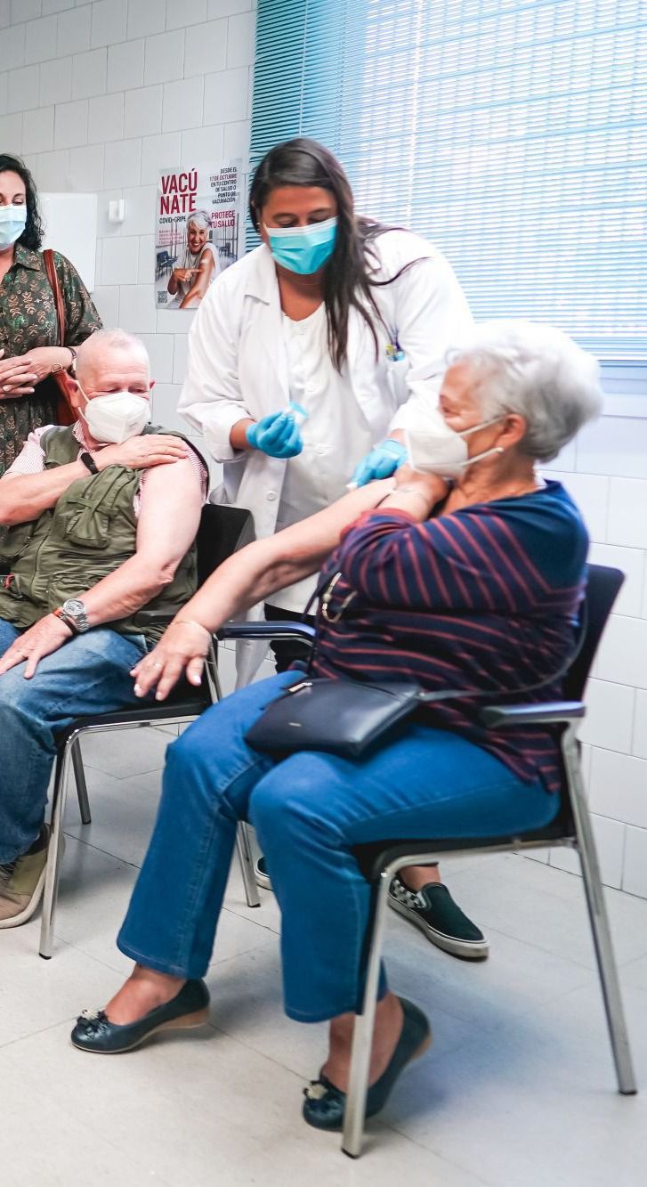 La Comunidad de Madrid empieza hoy a inmunizar a mayores de 65 años con la cuarta dosis frente al COVID-19 y la vacuna de la gripe