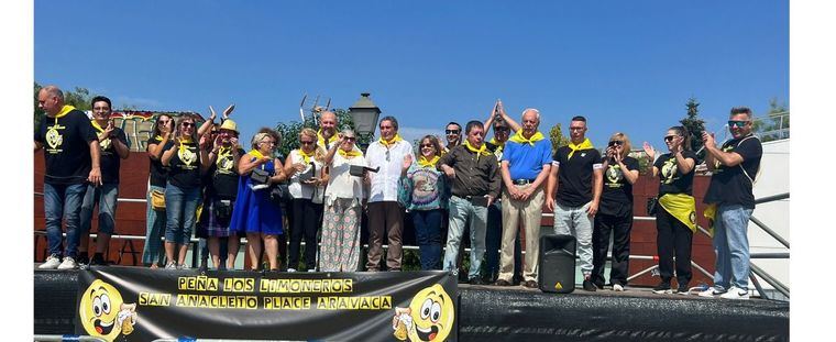 La Peña los Limoneros San Anacleto Place Aravaca reconoce la labor de vecinos, entidades y comercios de aravaca, entregandoles un reconocimiento por su arraigo y vecindad