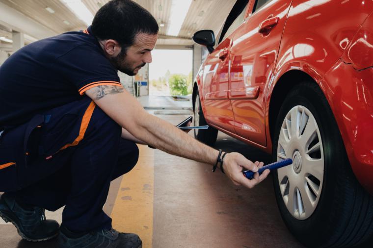 Las ITV de Madrid aconsejan chequear el estado de los neumáticos ante la llegada del invierno: son la tercera causa de no superarla a la primera