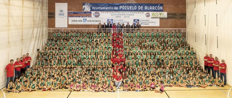El Club Baloncesto Pozuelo se reúne en el polideportivo municipal El Torreón para la gran foto de familia