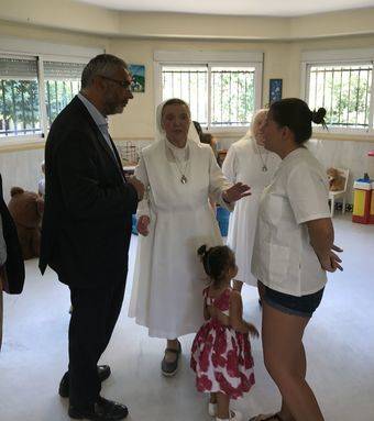 El consejero de políticas sociales visita una residencia maternal en Pozuelo