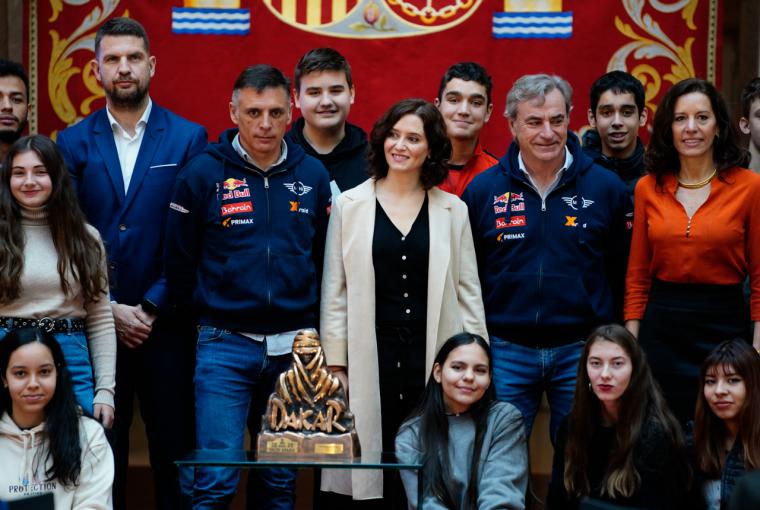 Díaz Ayuso felicita a Carlos Sainz y Lucas Cruz por su triunfo en el Rally Dakar 2020