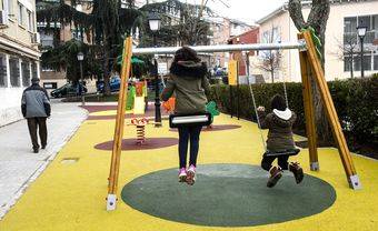 Los vecinos de La Fuentecilla estrenan parque infantil junto a la alcaldesa de Pozuelo