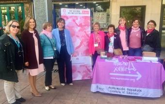 Una gran gota humana rosa en la Plaza Mayor de Pozuelo para conmemorar el Día contra el Cáncer de Mama