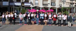 Una gran gota humana rosa en la Plaza Mayor de Pozuelo para conmemorar el Día contra el Cáncer de Mama