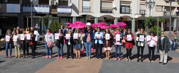 Una gran gota humana rosa en la Plaza Mayor de Pozuelo para conmemorar el Día contra el Cáncer de Mama