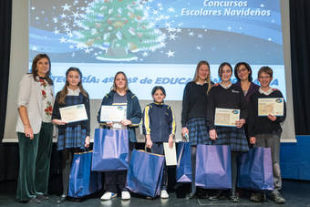 El Ayuntamiento entrega los premios de los concursos escolares navideños de Belenes, Árboles y Felicitaciones