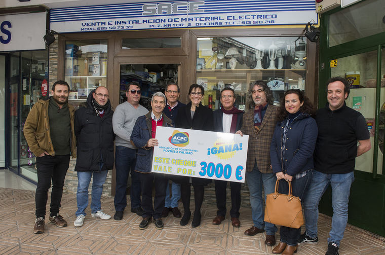 La alcaldesa acompaña a la Asociación de Comerciantes Pozuelo Calidad en la entrega del premio al ganador de la Campaña de Navidad