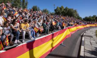 La Bandera de España recibe un emotivo y multitudinario homenaje en Pozuelo de Alarcón