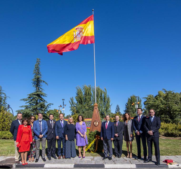 La Bandera de España recibe un emotivo y multitudinario homenaje en Pozuelo de Alarcón