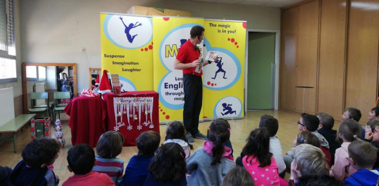 Cerca de 800 niños aprenden y disfrutan estos días del espectáculo de magia “Christmas Party”