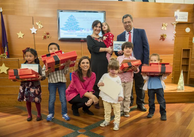 El Ayuntamiento entrega los premios de los concursos escolares navideños de Belenes, Árboles y Felicitaciones