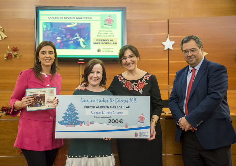 El Ayuntamiento entrega los premios de los concursos escolares navideños de Belenes, Árboles y Felicitaciones