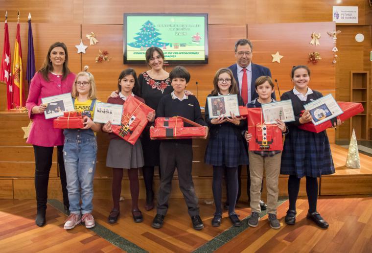 El Ayuntamiento entrega los premios de los concursos escolares navideños de Belenes, Árboles y Felicitaciones