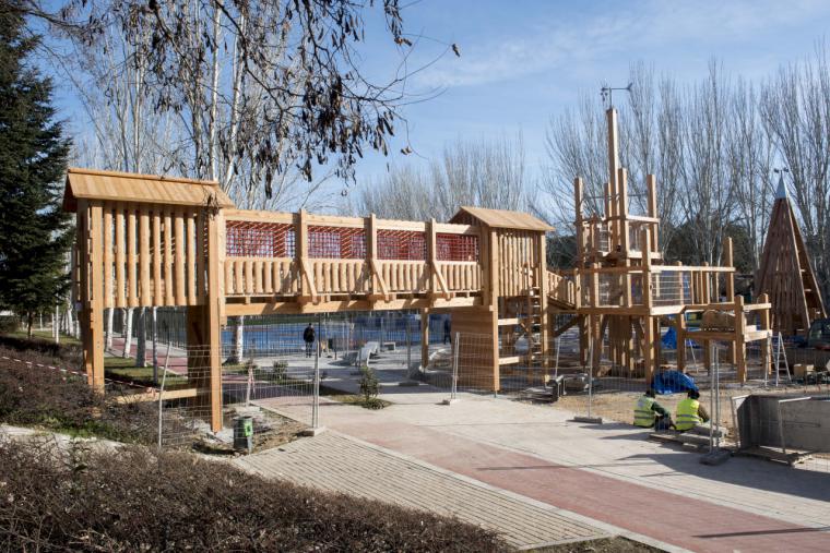 Avanza a buen ritmo la instalación de un gran castillo de madera en la zona de juegos del parque deportivo del Camino de las Huertas