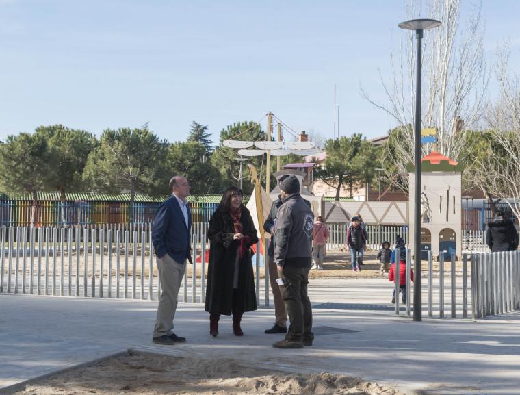 Avanza a buen ritmo la instalación de un gran castillo de madera en la zona de juegos del parque deportivo del Camino de las Huertas