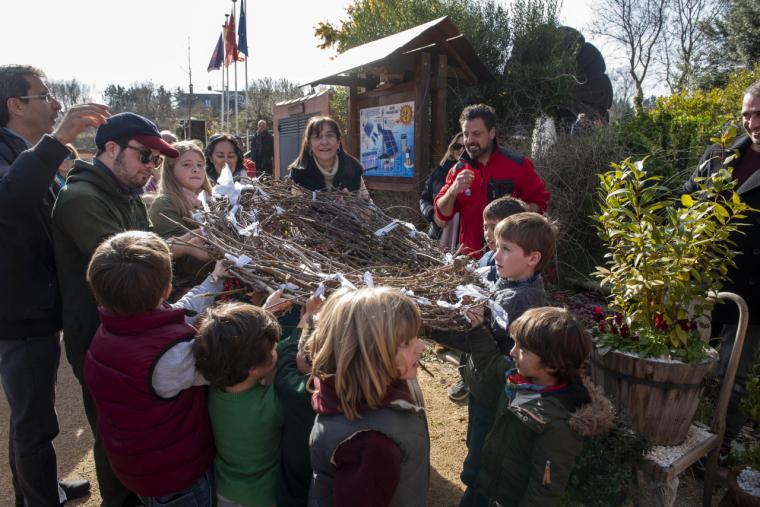 Los jóvenes del programa de voluntariado ambiental construyen y colocan un nido de cigüeñas en el Aula de Educación Ambiental