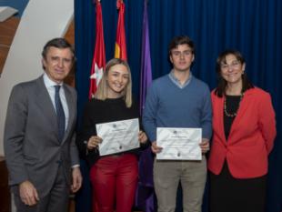 Tres alumnos de Pozuelo de Alarcón reciben una beca para estudiar en la Universidad Francisco de Vitoria