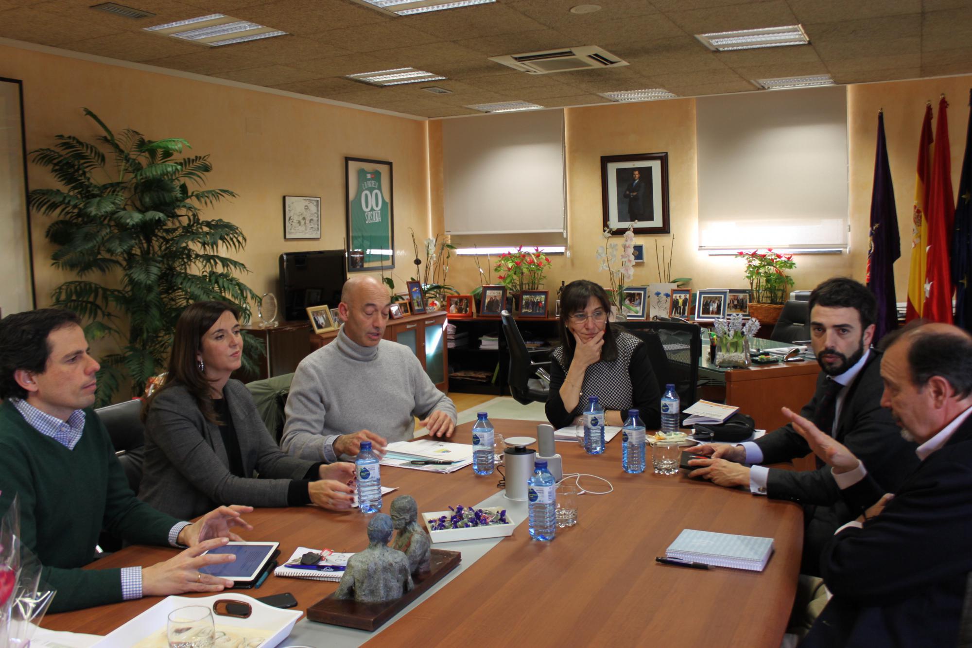 La alcaldesa de Pozuelo continúa su ronda de reuniones con representantes de los colegios públicos de la ciudad