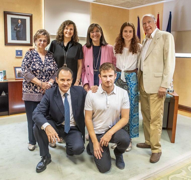 La Alcaldesa recibe a Cristina Ramírez, estudiante de Pozuelo que ha obtenido una de las cinco mejores notas de la EvAU de Madrid