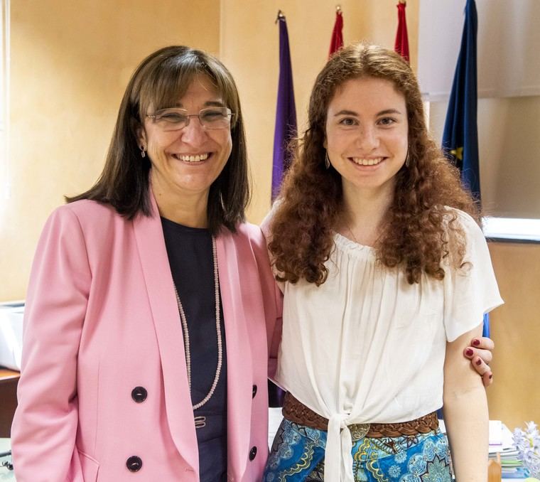 La Alcaldesa recibe a Cristina Ramírez, estudiante de Pozuelo que ha obtenido una de las cinco mejores notas de la EvAU de Madrid