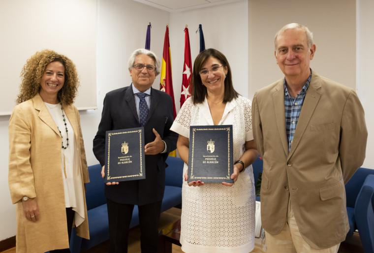 La alcaldesa, Susana Pérez Quislant, ha renovado el convenio de colaboración con la Asociación de Familiares de Enfermos de Alzheimer