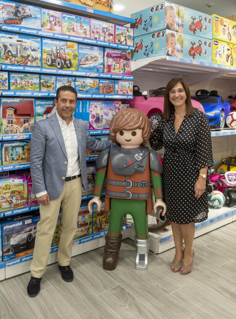 La alcaldesa apoya la iniciativa empresarial en la ciudad en la inauguración de una nueva tienda de juguetes