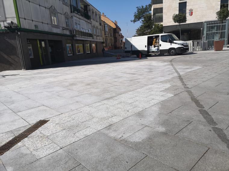 El Ayuntamiento de Pozuelo de Alarcón lleva a cabo una campaña de limpieza integral en la Plaza del Padre Vallet