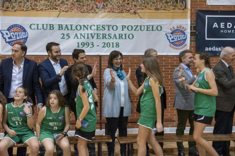 El Club Baloncesto Pozuelo cumple con su tradicional gran foto de familia en el Polideportivo Municipal El Torreón