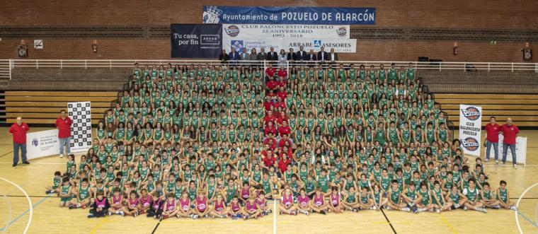 El Club Baloncesto Pozuelo cumple con su tradicional gran foto de familia en el Polideportivo Municipal El Torreón