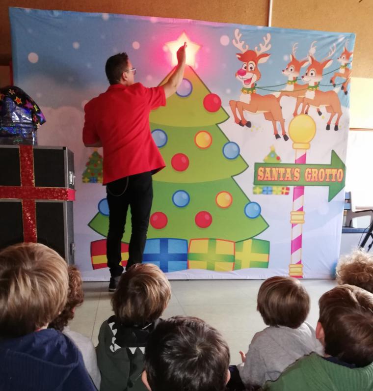 Cerca de un millar de alumnos de infantil de Pozuelo disfrutan del espectáculo de magia “Christmas Party”